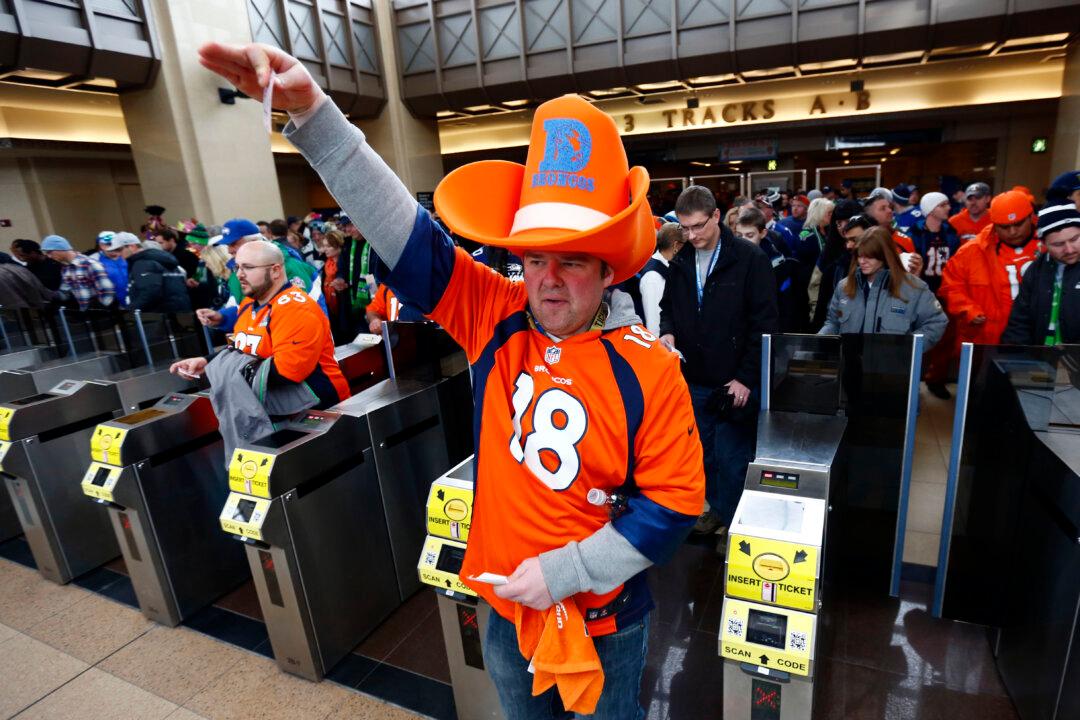 Fans Raucus and Joyful on the Way to Super Bowl
