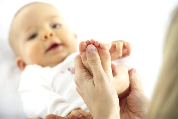 A daily acupressure massage can be used to promote good baby sleep.(Shutterstock*)
