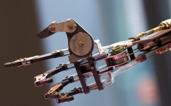 Bionic Hand Able to Feel Objects