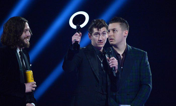 VIDEO: Arctic Monkeys at 2014 BRIT Awards, Play ‘R U Mine?’