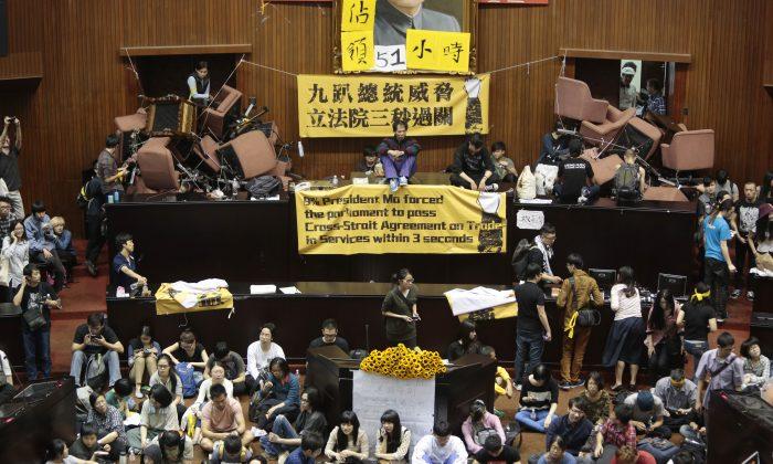 Taiwan Legislature Taken Over by Students Wary of China Trade Deal