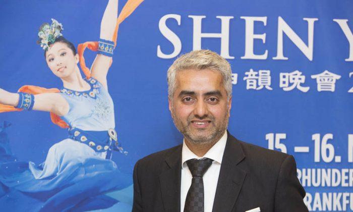 Gallery Managing Director Hosts Clients and Co-Workers to See Shen Yun 