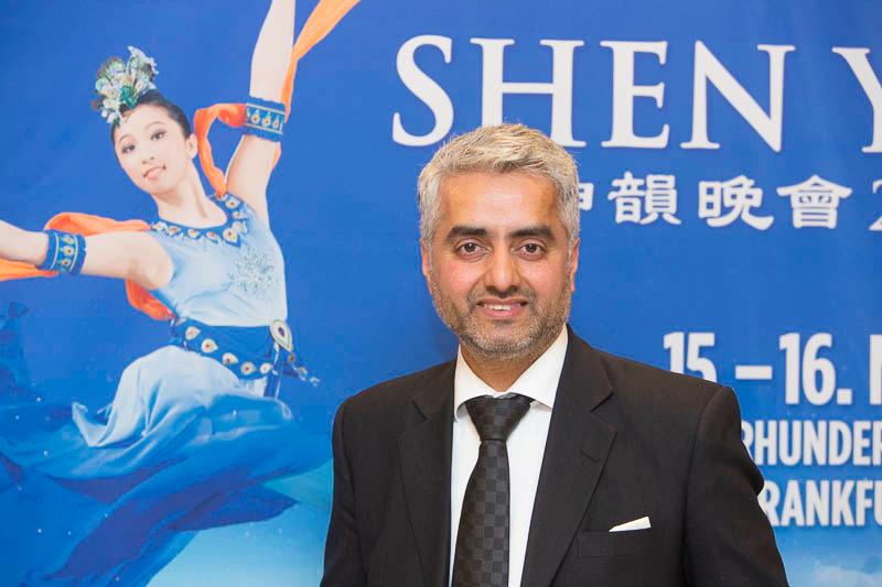 Gallery Managing Director Hosts Clients and Co-Workers to See Shen Yun 