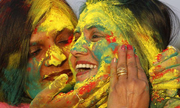 Holi Festival 2014: How the Festival of Color is Celebrated (+Photos)