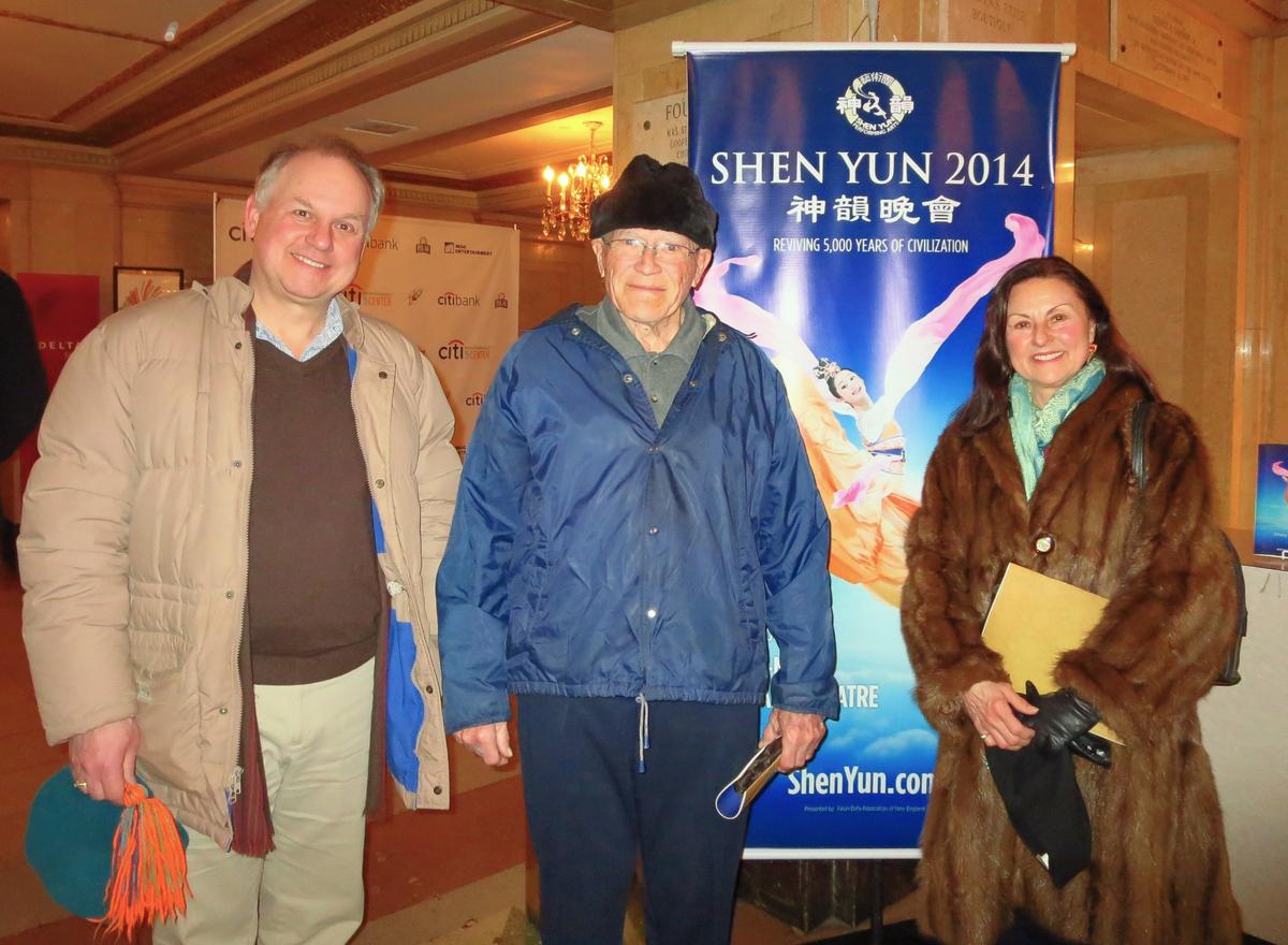 Orchestra Conductor Praises Unique East-West Blend in Shen Yun Music