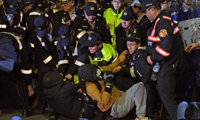 Taiwan Police Turn Violent After Students Occupy Executive Office