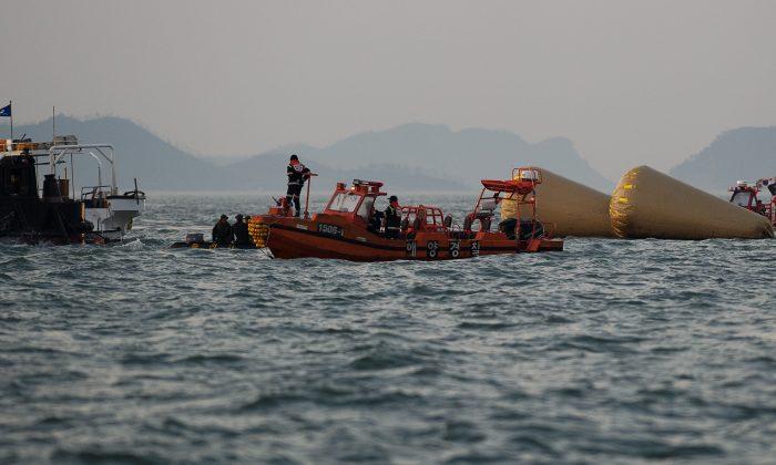 South Korea Ferry Toll Hits 156, Search Gets Tougher (video)