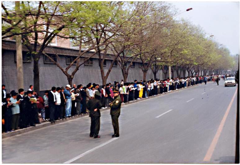 Practitioners of Falun Gong stand to the side of the road, along the walls of Zhongnanhai on April 25, 1999. (Minghui.org)