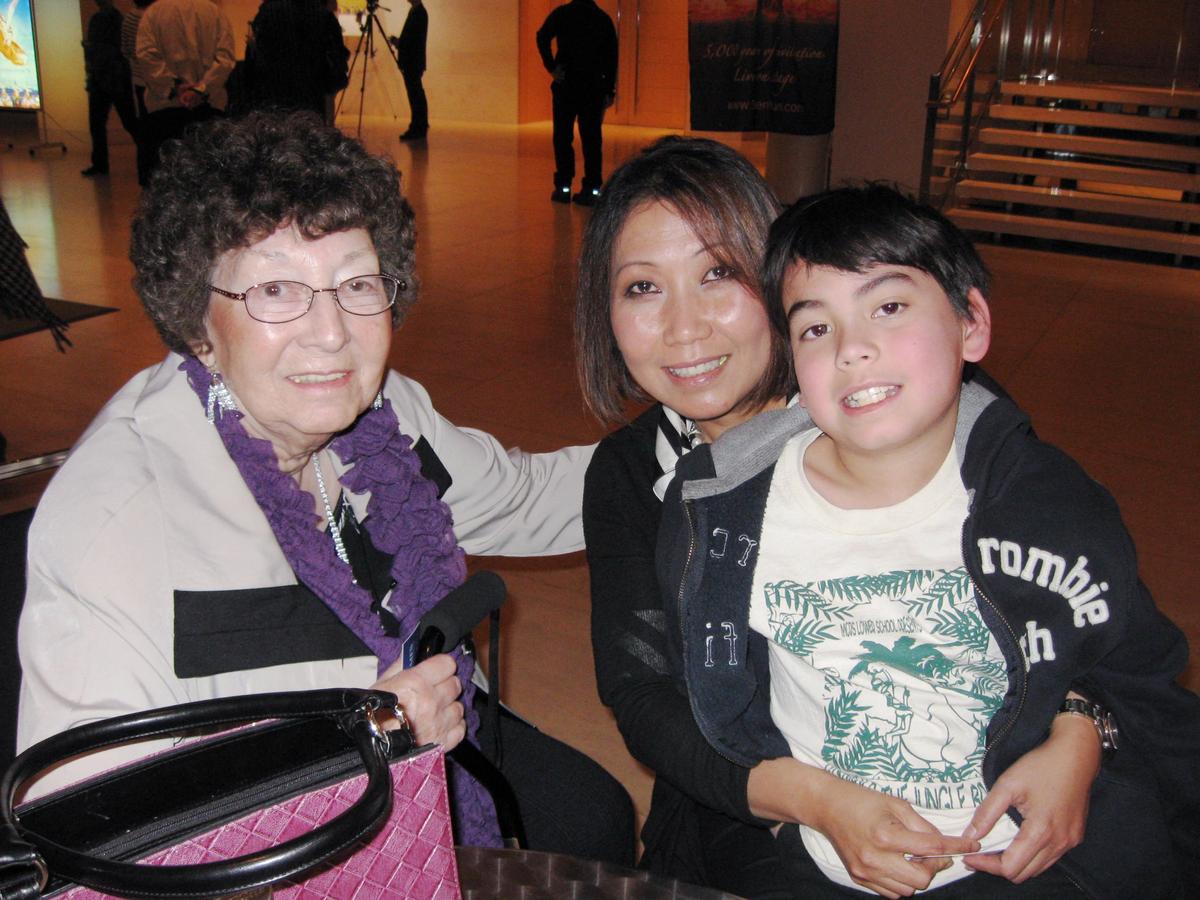 Three Generations in Madison Enjoy the Beauty of Shen Yun
