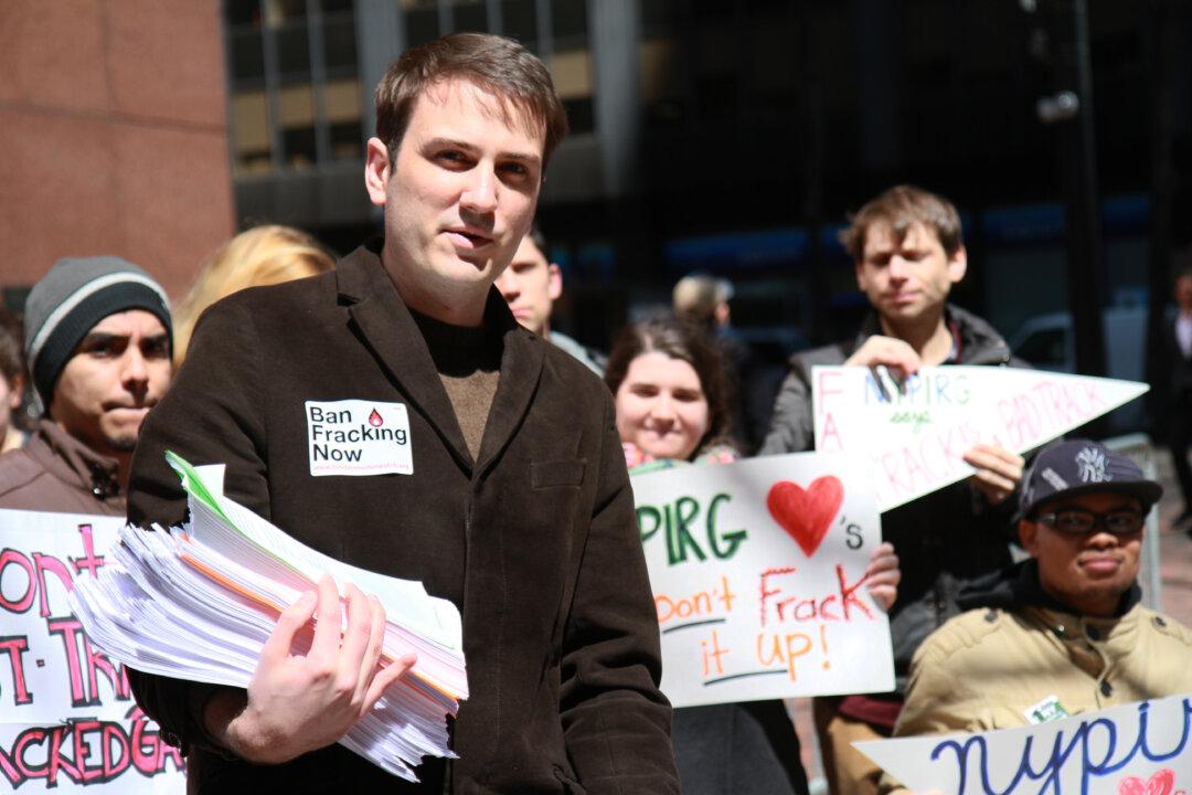 NY Activists Deliver 15,000 Petitions Against Gas Export Law