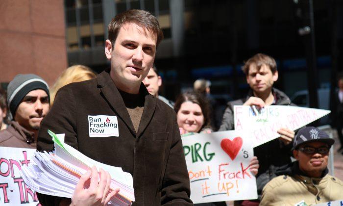 ﻿NY Activists Deliver 15,000 Petitions Against Gas Export Law