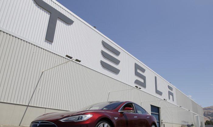 Tesla Model S: Company Offers Free Upgrade for Battery Shield