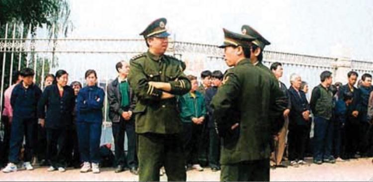 Police officers stand in front of Falun Gong practitioners near Zhongnanhai, the Chinese Communist Party headquarters, in Beijing on April 25, 1999. (Courtesy of Minghui.org)