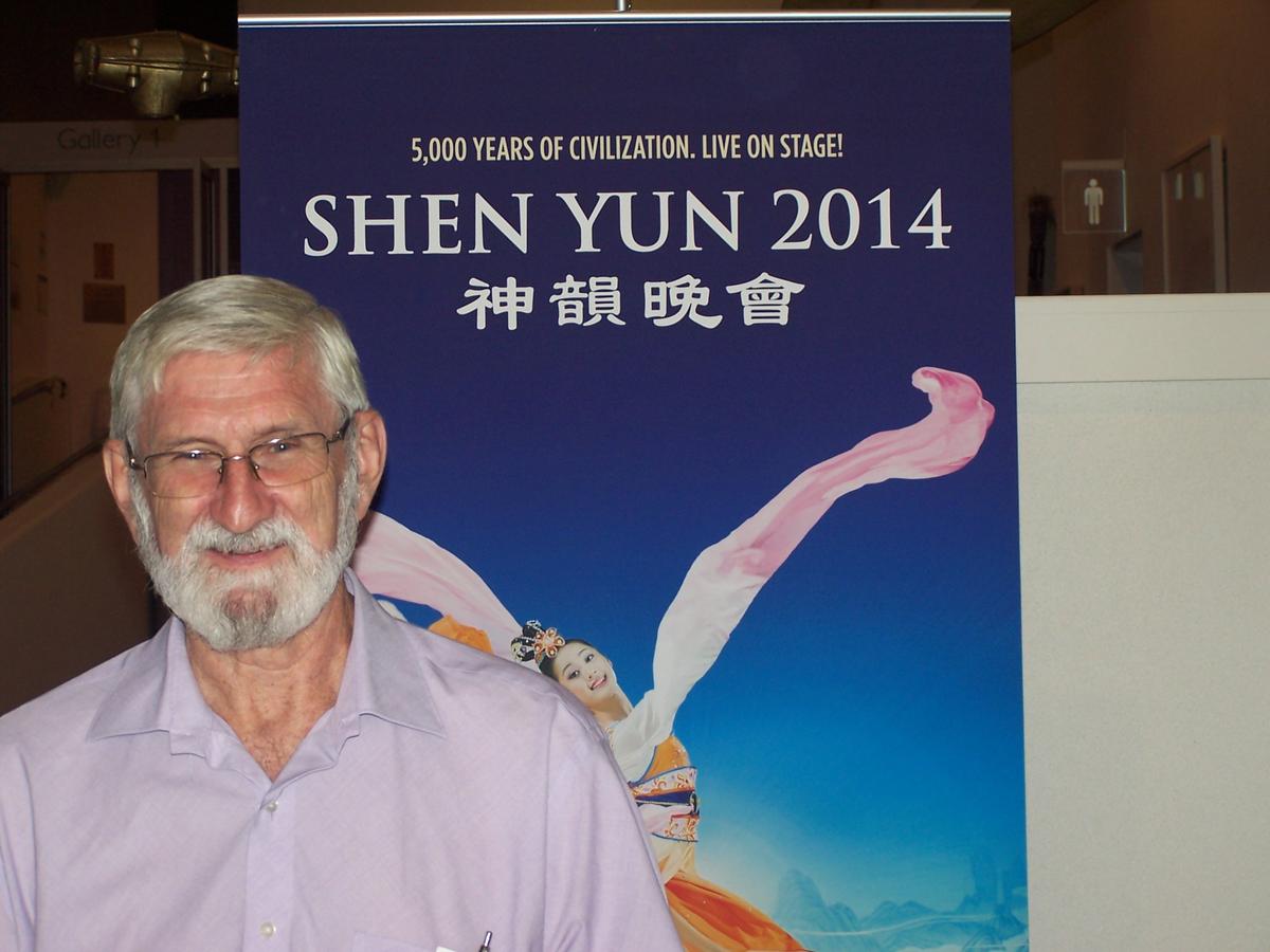 Shen Yun’s Backdrops Impress Linguistic Consultant