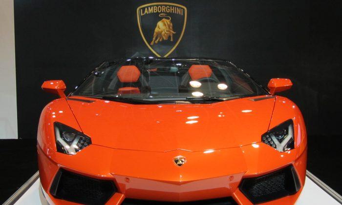 Lamborghini Crashes Into Police Car in Chicago, Officer Injured