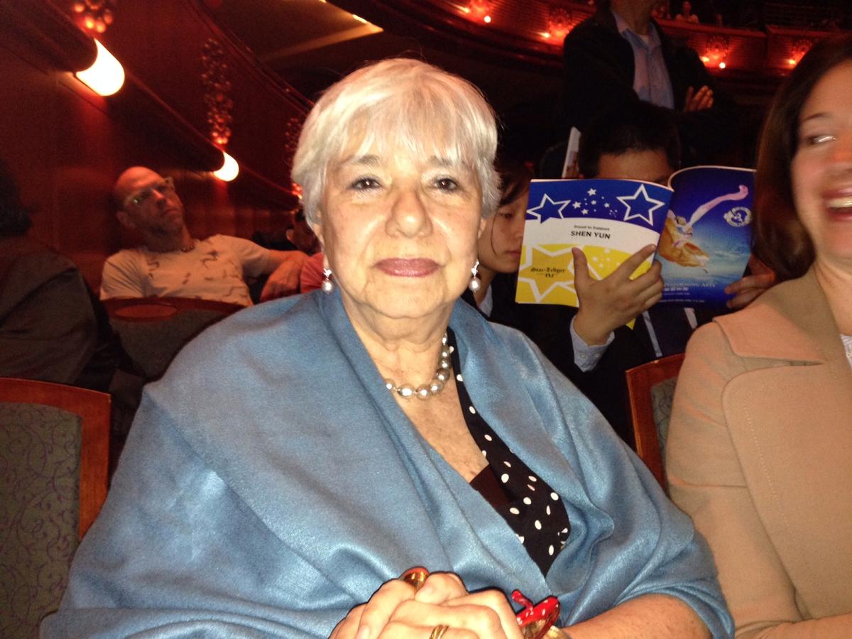 Asian Antiques Expert Impressed by Culture, Meditative Peace of Shen Yun
