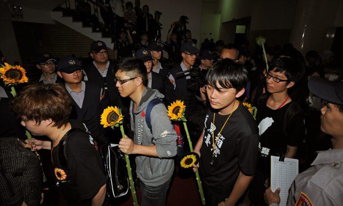 Taiwan Students Exit Parliament, Vowing Battle Not Over