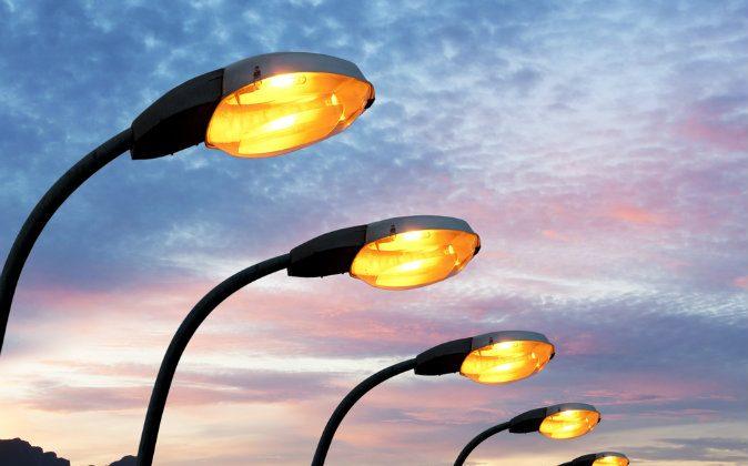 Bizarre Phenomenon: People Seem to Turn Off Streetlights With Their Bodies