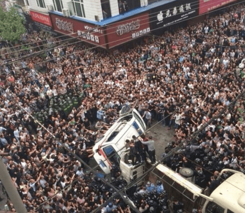 Chinese Crowd, Furious, Besets Chengguan in Eastern City