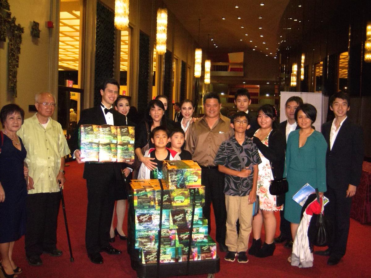 Family Brings Gifts for Shen Yun Performers