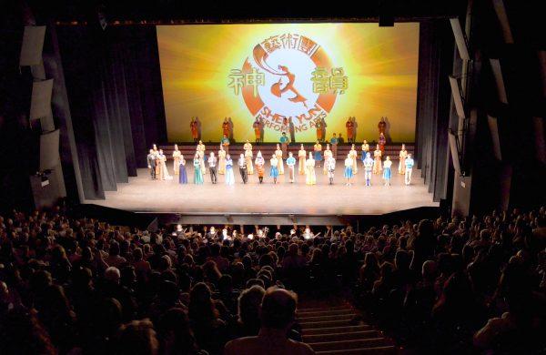 Shen Yun Performing Arts World Company say farewell to the audience at the Teatre Nacional de Catalunya, Barcelona, Spain. (Florian Godovits/The Epoch Times)