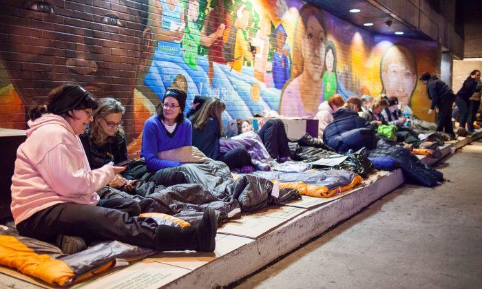 Mothers Sleep Outside to Fundraise for Homeless Teens