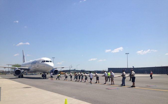 British and US Law Enforcement Officers Pull Commercial Aircraft to Raise Funds for Charity