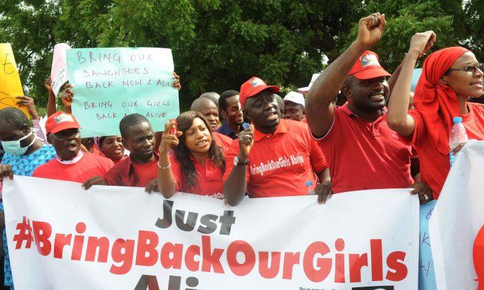 US Prepares Nigeria Aid Team as Boko Haram Kidnaps More Girls (video)