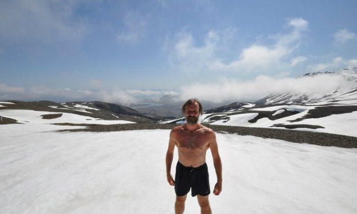 Man Unaffected by Extreme Cold Teaches Others to Use Power of Mind (+Video)