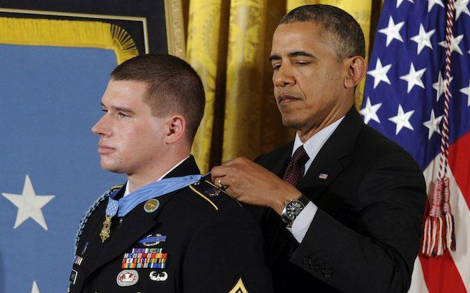 Obama Presents Medal of Honor to Afghanistan Veteran 