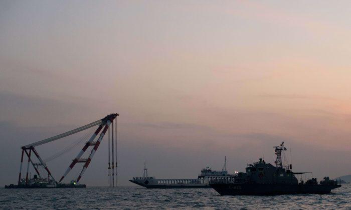 Despite Diver’s Death, Search for South Korea Ferry Victims Continues (video)