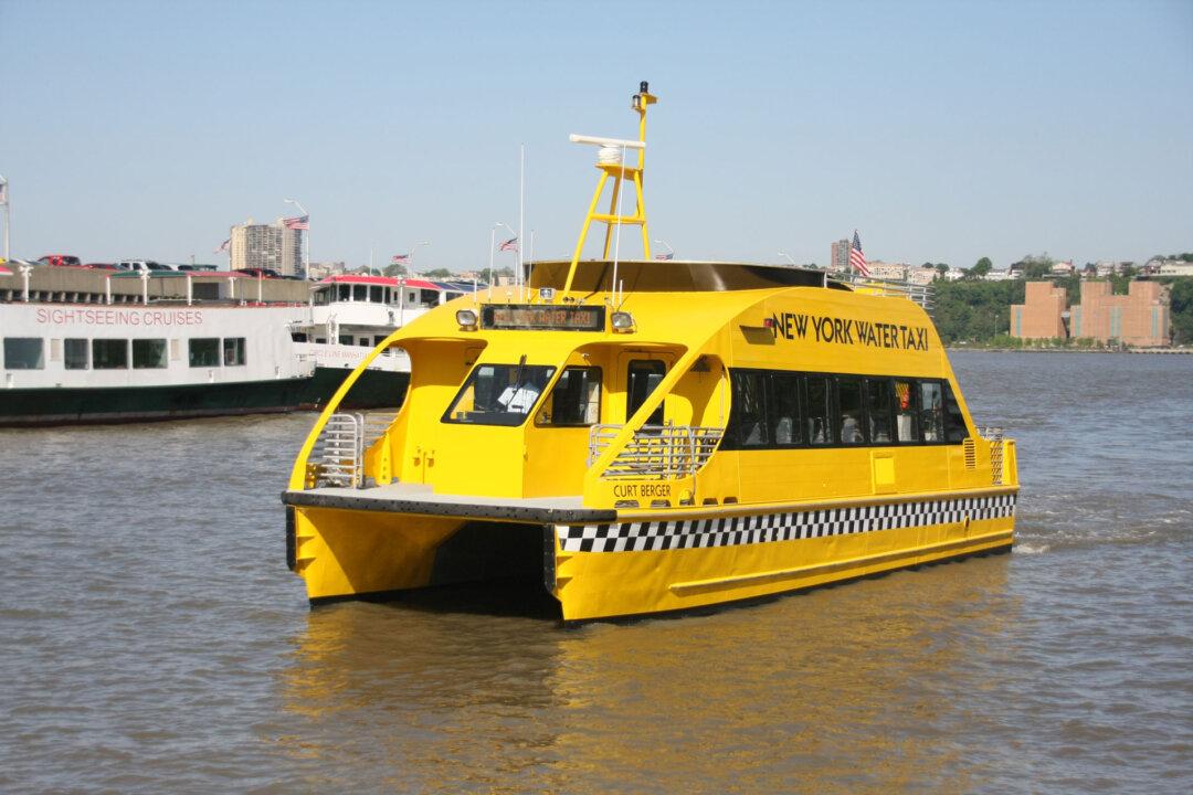 New Water Taxi Latest Option for West Side Commuters (+Video)
