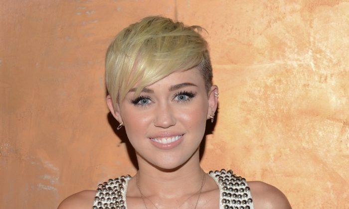 Miley Cyrus Instagram, Twitter: ‘Wrecking Ball’ Takes VMA; Facebook Post Raise Awareness About ‘Youth Homelessness’