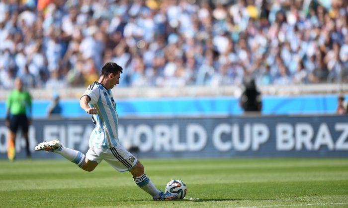 Lionel Messi Free Kick Video Today: Argentina, Barcelona Star Clears the Wall, and the Bar, Too