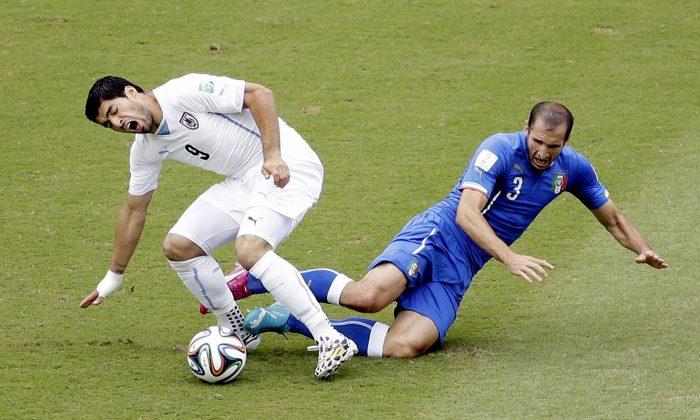 Luis Suarez Bites Giorgio Chiellini? Watch Video of ‘Biting’ Incident in Italy, Uruguay Match (+Photo)
