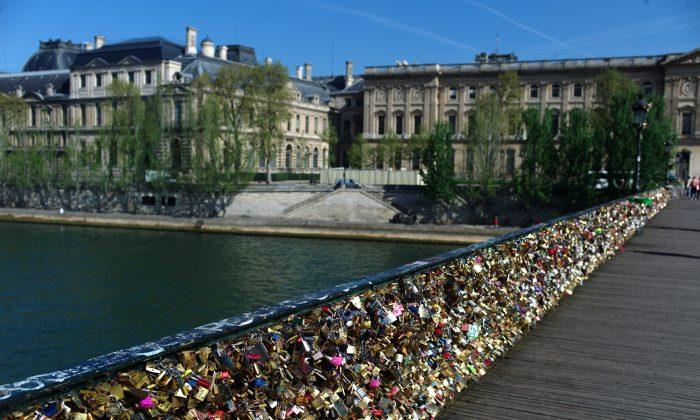 Pont des Arts: Love Locks Cause Railing to Collapse on Historic Bridge in Paris