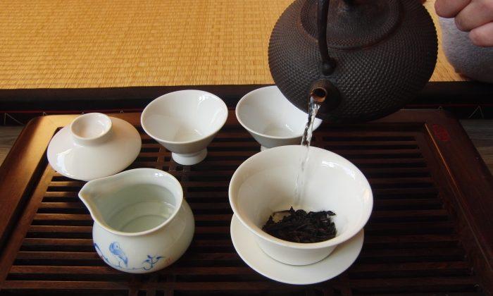 Gaiwan (Lidded Bowl) Tea Brewing