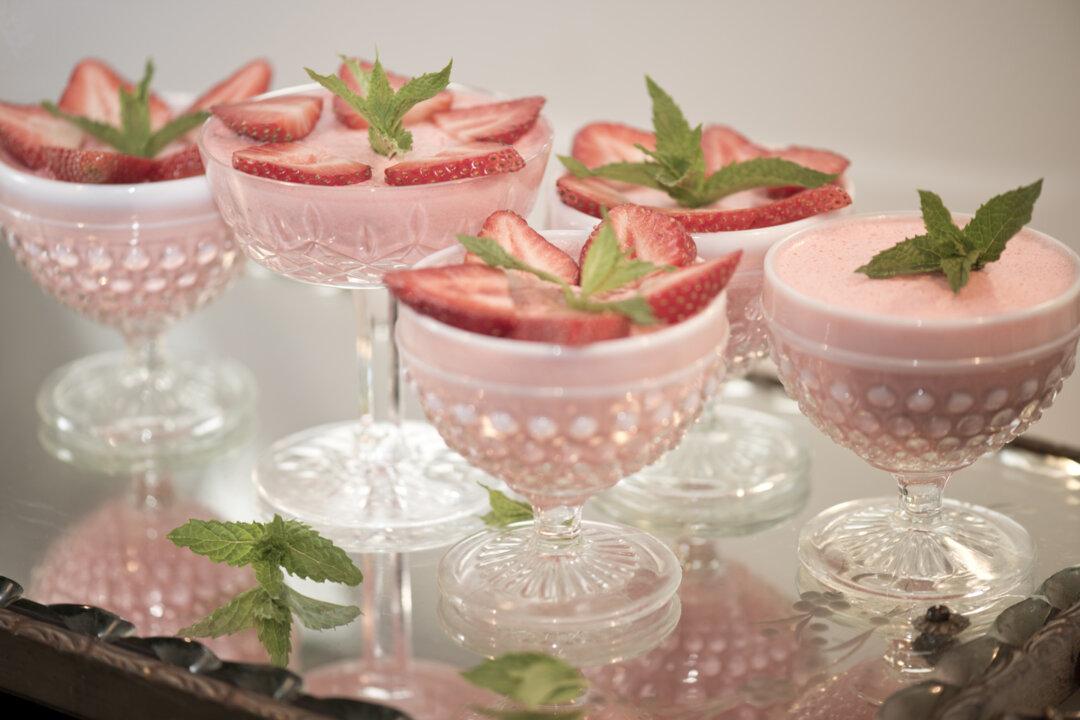 Simple and Lite Strawberry Gelatin Dessert