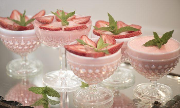 Simple and Lite Strawberry Gelatin Dessert