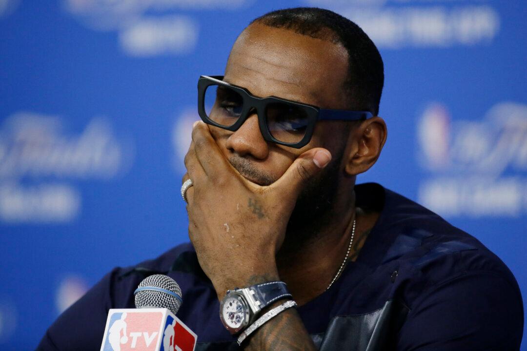 LeBron James Wife Savannah Posts Akron, Ohio Photo; NBA Star to Sign With Cleveland Cavaliers?