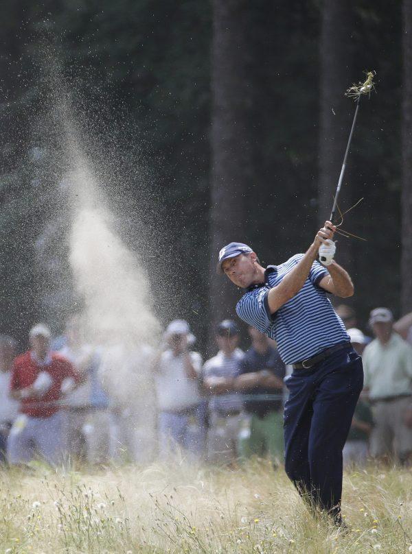  Matt Kuchar hits out of the native area on the 12th hole during the first round of the U.S. Open golf tournament in Pinehurst, N.C., on June 12, 2014. (David Goldman/AP Photo)