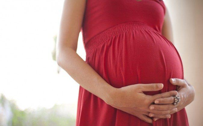 Pregnant? Avoid These Toxic Products (infographic)