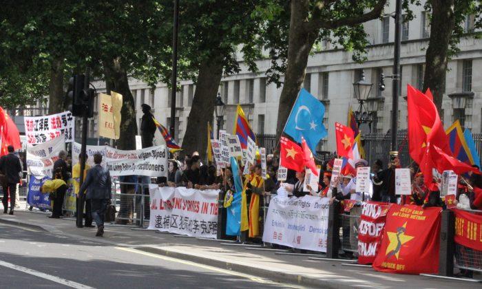 Diverse Demonstrators Greet Li Keqiang as he Visits London