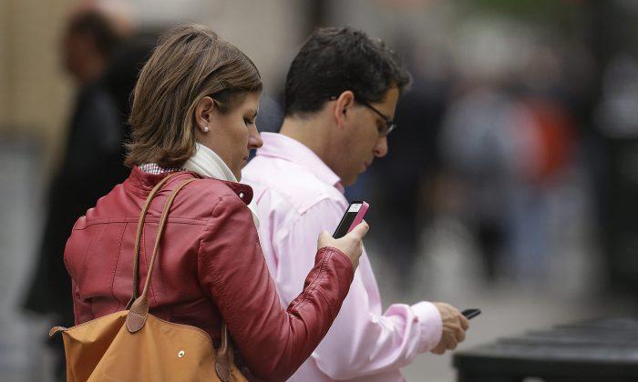 Cellphone Rates: Charges Are Dropping, But Canadians Still Pay More