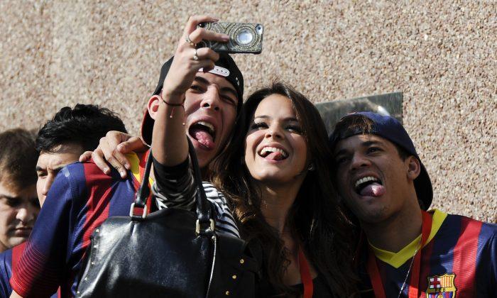 Neymar Girlfriend Bruna Marquezine Reacts to a Brazil Fan at World Cup 2014 (+Video) 