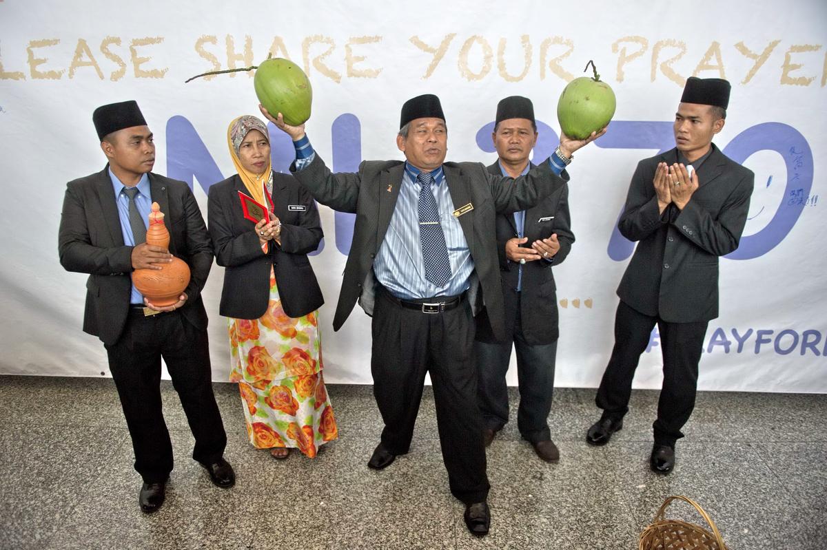 Raja Bomoh Malaysia Visited KLIA Airport for Research About Flight MH17? Facebook Users Say Malay Shaman’s Picture on Post is a Fake (+Video)