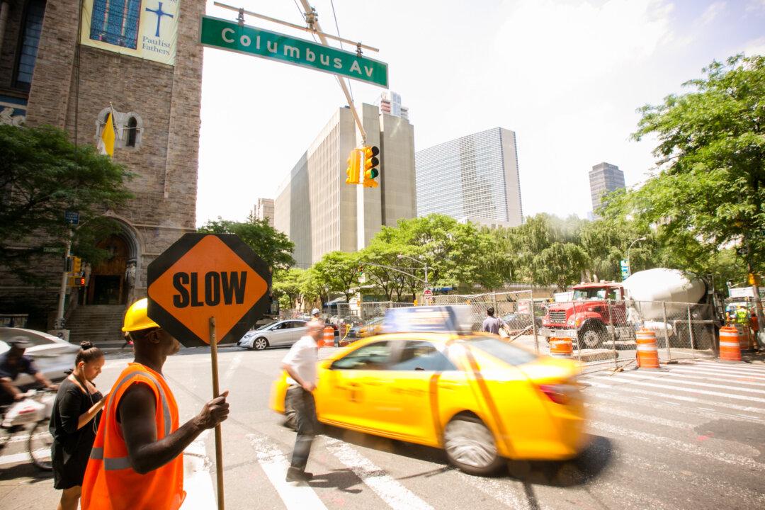Construction Workers Lift Taxi to Rescue Woman