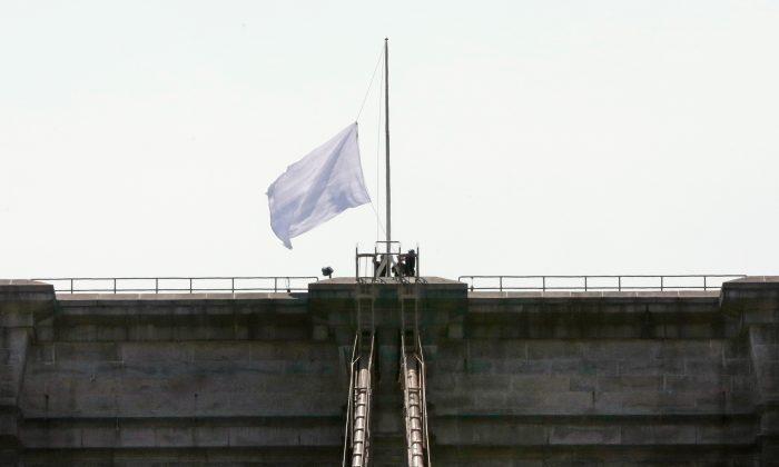 Mysterious White Flags Atop the Brooklyn Bridge Were Bleached