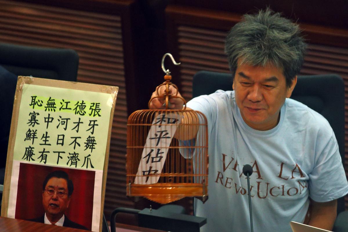 Beijing Official’s Praise Brings Leadership’s Conflict to Hong Kong