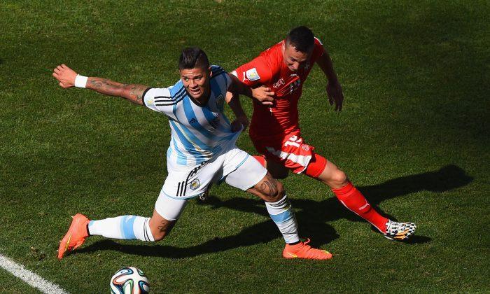 Marcos Rojo Yellow Card Video: Watch Foul on Admir Mehmedi; Argentina Defender Misses Next World Cup 2014 Match